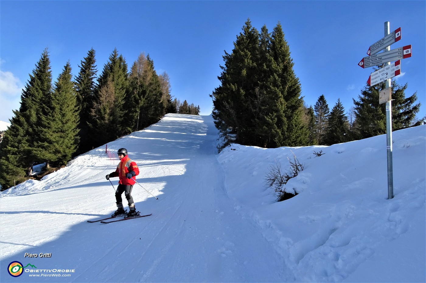 28 Salendo la pista panoramica ora abbastanza esposta al sole .JPG